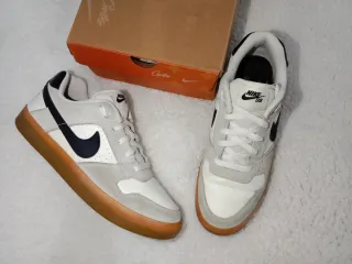 Zapatillas Nike SB grises y blancas