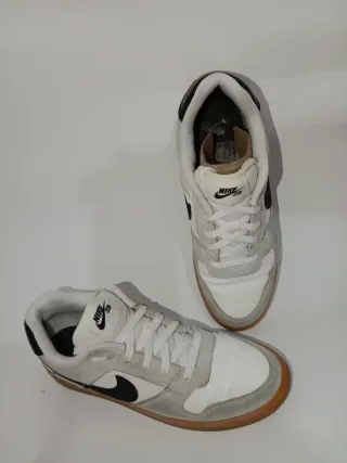 Zapatillas Nike SB grises y blancas