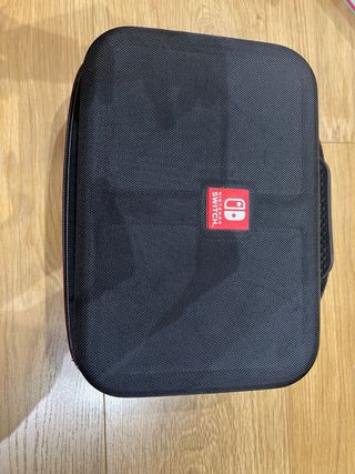 Nintendo Switch con maleta y mando Pro