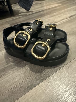 Sandali neri da donna con fibbie dorate