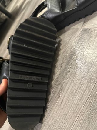 Sandali neri da donna con fibbie dorate