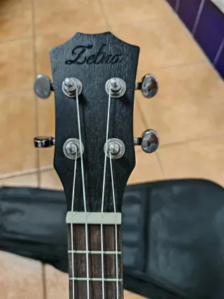 Ukelele Negro con Funda