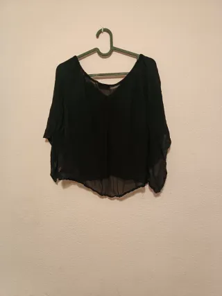 Blusa negra con encaje