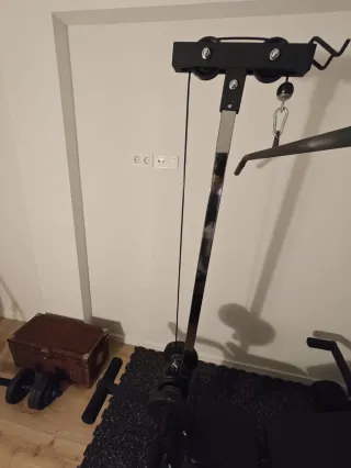 Banco de pesas y polea alta