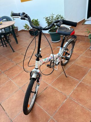 Bicicleta plegable con sillín cómodo nuevo.