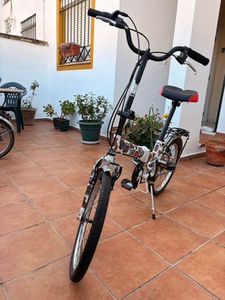 Bicicleta plegable con sillín cómodo nuevo.