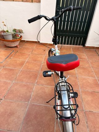 Bicicleta plegable con sillín cómodo nuevo.