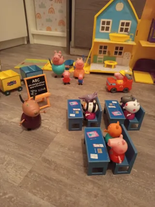 Set di giochi PeppaPig, casa, roulotte, casa sull'albero, scuola, trenino
