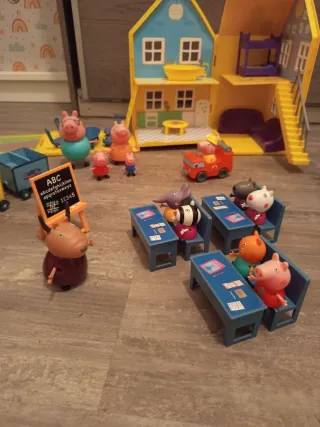 Set di giochi PeppaPig, casa, roulotte, casa sull'albero, scuola, trenino