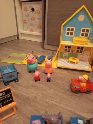 Set di giochi PeppaPig, casa, roulotte, casa sull'albero, scuola, trenino