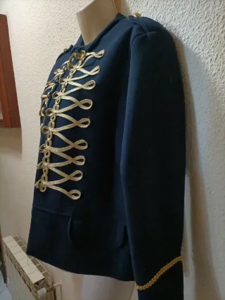 Chaqueta azul con adornos dorados
