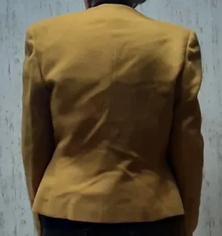 Chaqueta de lana amarilla