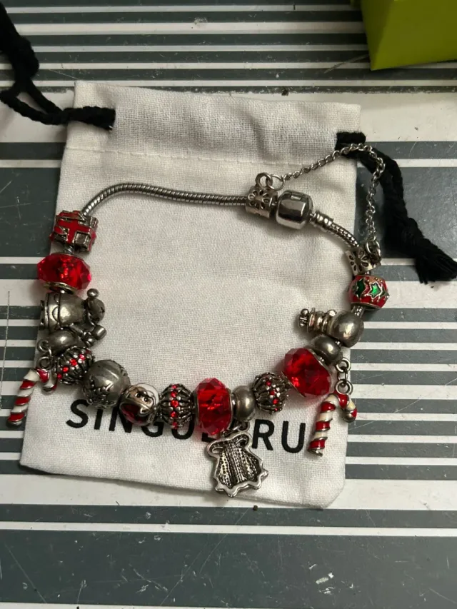 Pulsera navideña con cuentas