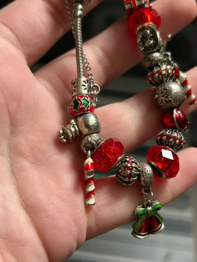 Pulsera navideña con cuentas