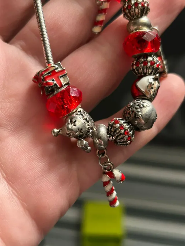 Pulsera navideña con cuentas