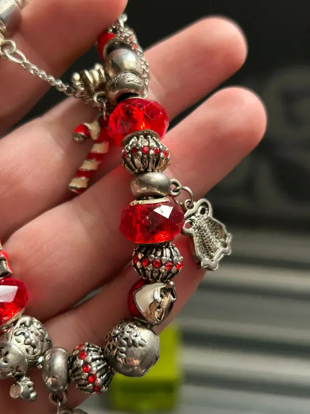 Pulsera navideña con cuentas