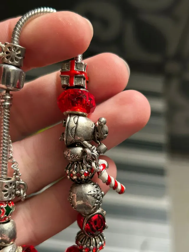 Pulsera navideña con cuentas