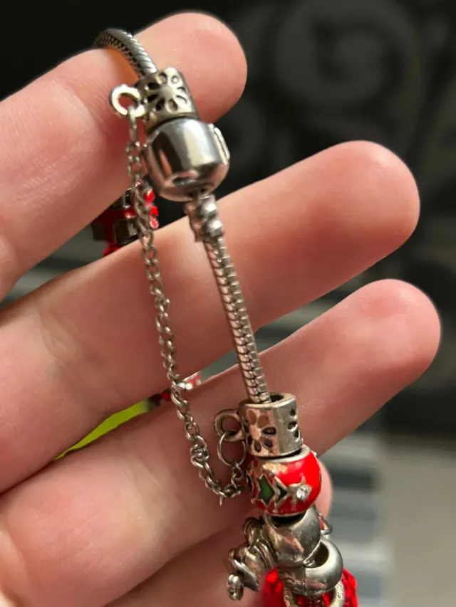 Pulsera navideña con cuentas