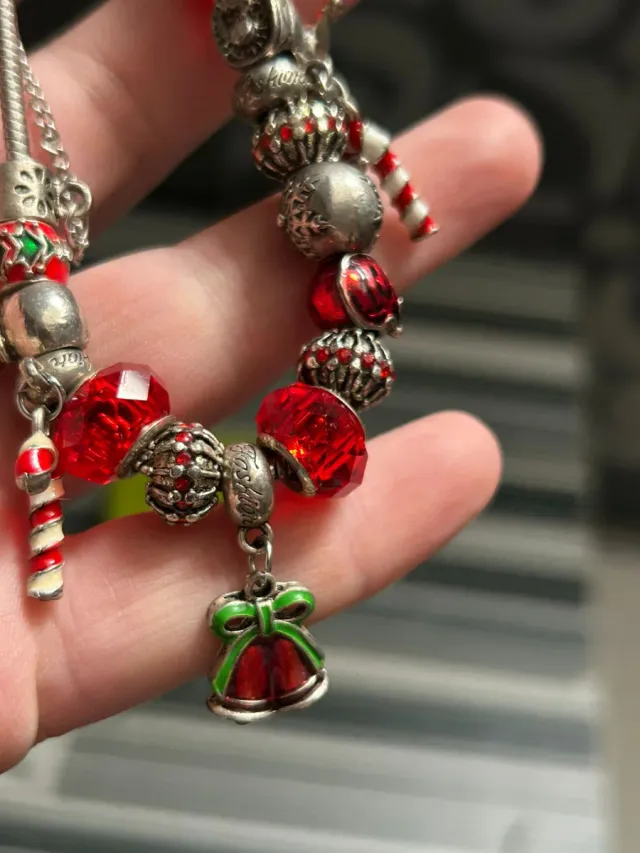 Pulsera navideña con cuentas