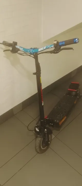 Patinete Eléctrico Negro y Rojo