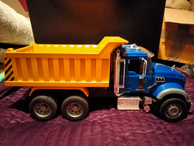 Camión Bruder 2815 Mack granite 1:16