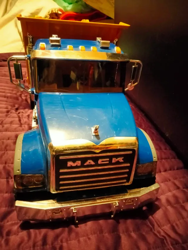 Camión Bruder 2815 Mack granite 1:16