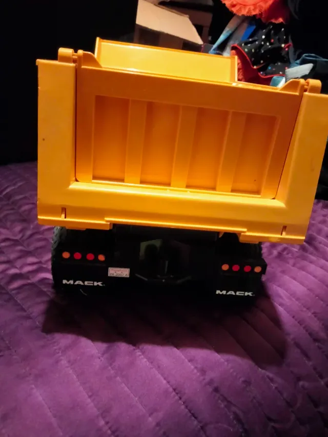 Camión Bruder 2815 Mack granite 1:16