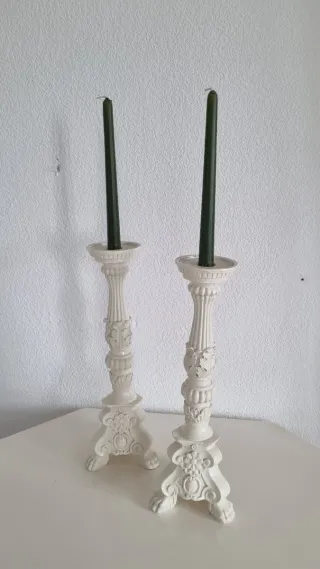 Candelabri bianchi con candele verdi