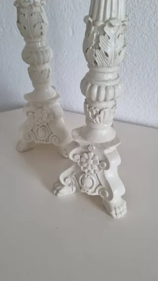 Candelabri bianchi con candele verdi