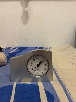 Reloj de mesa plateado