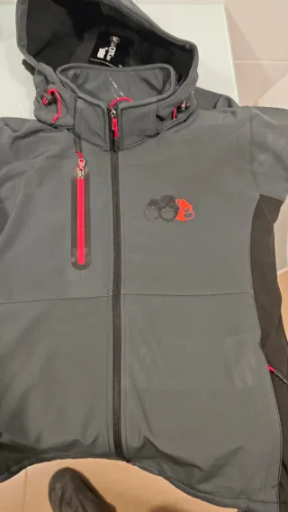 Chaqueta Softshell Gris y Roja
