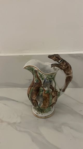 Jarrón de porcelana con perros de caza