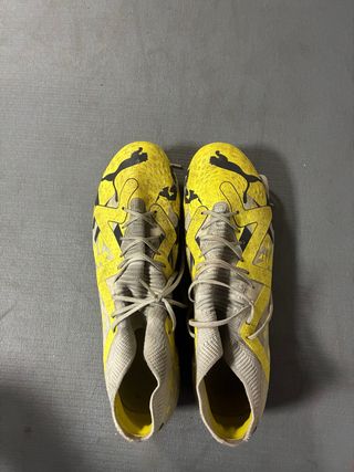 Botas de Fútbol Puma Amarillas y Grises