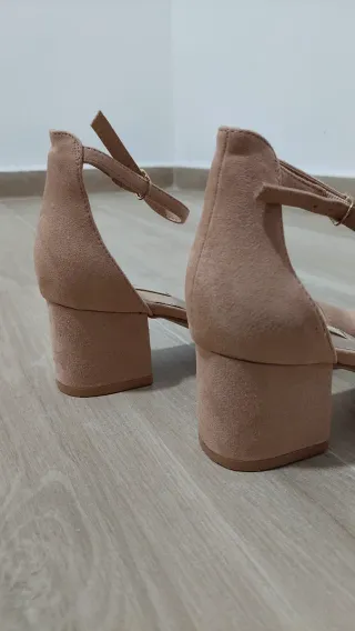 Sandalias tacón rosa.