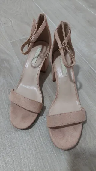 Sandalias tacón rosa.