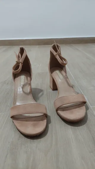 Sandalias tacón rosa.