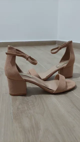 Sandalias tacón rosa.