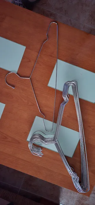 Perchas de metal plateadas