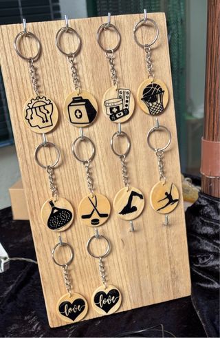 Llaveros artesanales con diseños variados