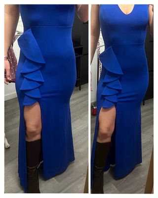 Vestido largo azul ajustado con abertura.