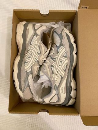 Zapatilla Asics Beige y Gris