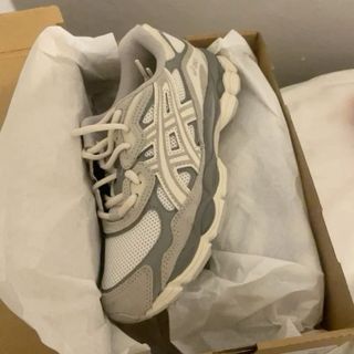 Zapatilla Asics Beige y Gris