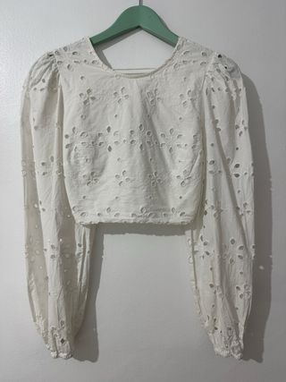 Blusa blanca escote espalda con bordados.