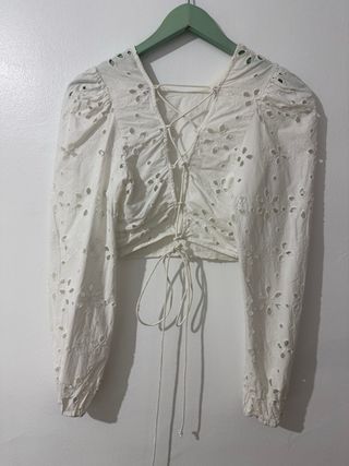 Blusa blanca escote espalda con bordados.