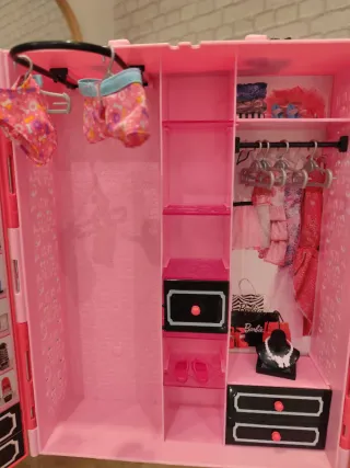 Armario Barbie Rosa con Accesorios