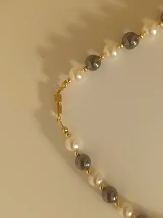 Collar de perlas grises y blancas