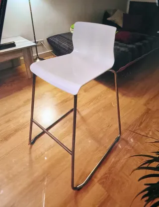 Due sgabelli da cucina in metallo e plastica