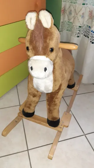 Cavallo a dondolo peluche marrone
