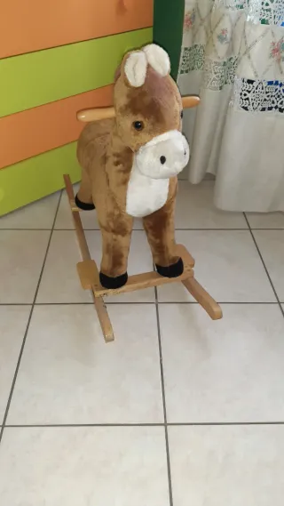 Cavallo a dondolo peluche marrone