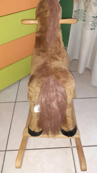 Cavallo a dondolo peluche marrone